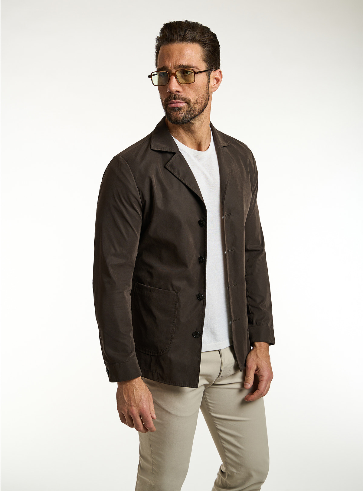 Consiglieri: dark brown lapel jacket with a white T-shirt and beige trousers
