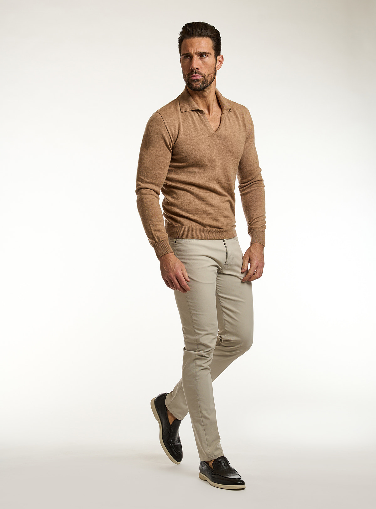 Consiglieri: beige chinos with a camel polo-collar sweater