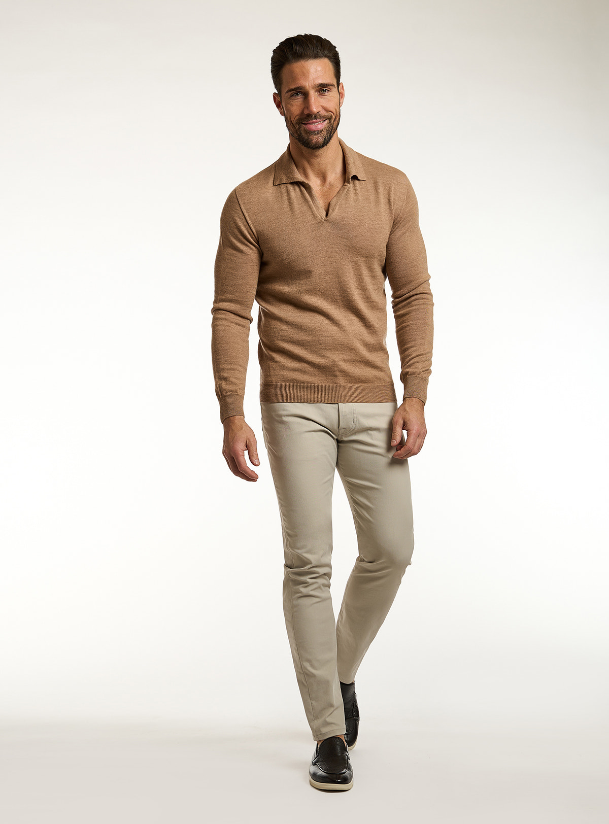 Consiglieri: beige chinos with a camel polo-collar sweater