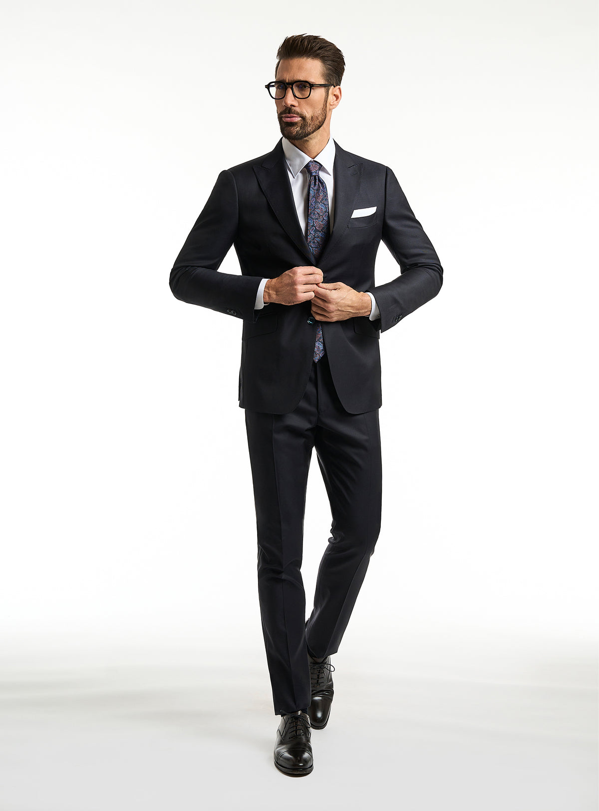 Consiglieri EliteExec: dark suit with a white shirt and patterned tie
