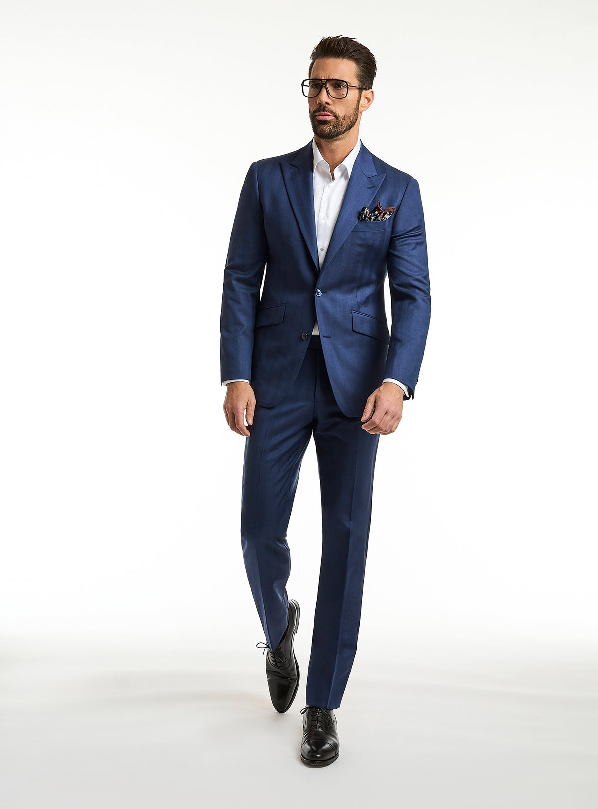 Consiglieri DapperDirector Line: blue suit with a white shirt and patterned pocket square