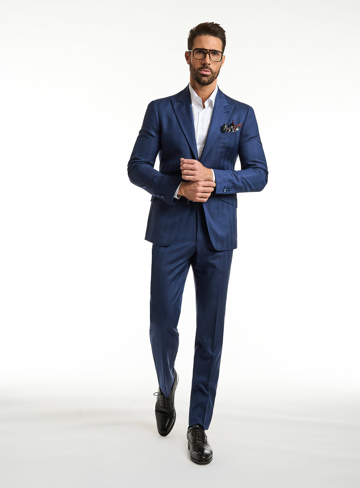 Consiglieri DapperDirector Line: blue suit with a white shirt and patterned pocket square
