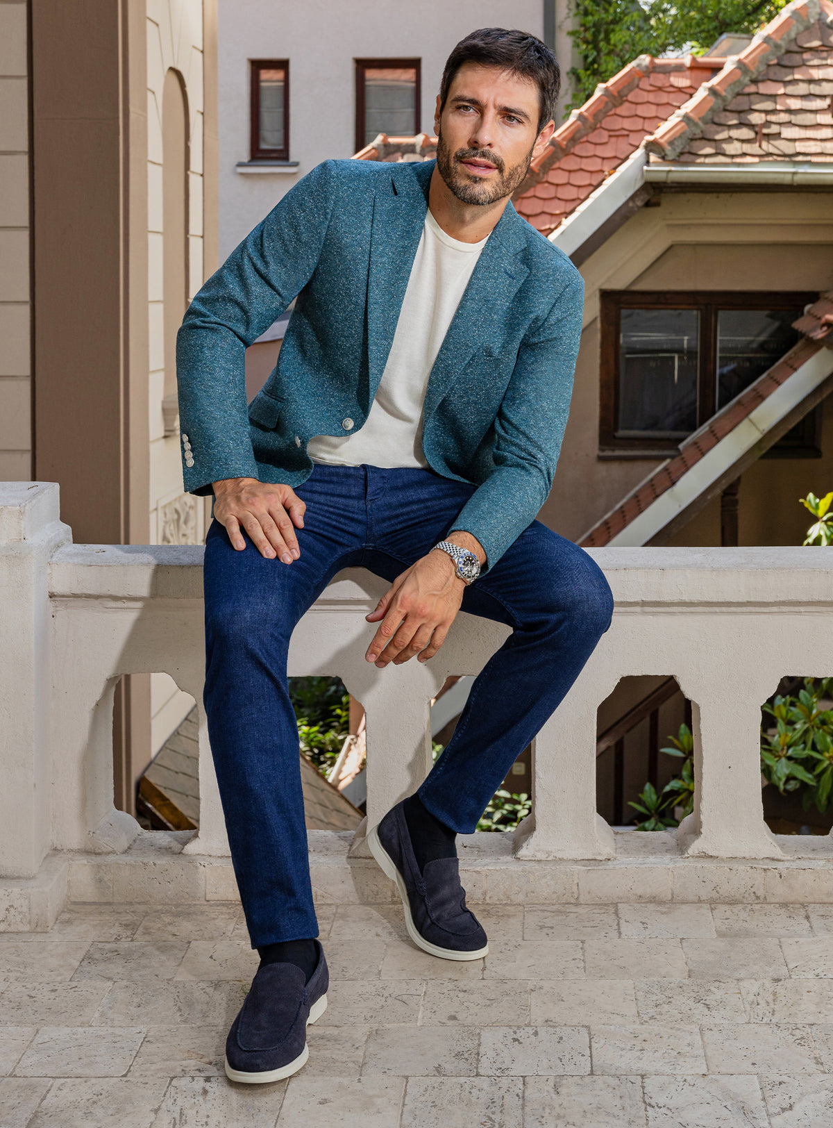 Consiglieri: petrol blue jacket with an ivory roll-neck and blue trousers