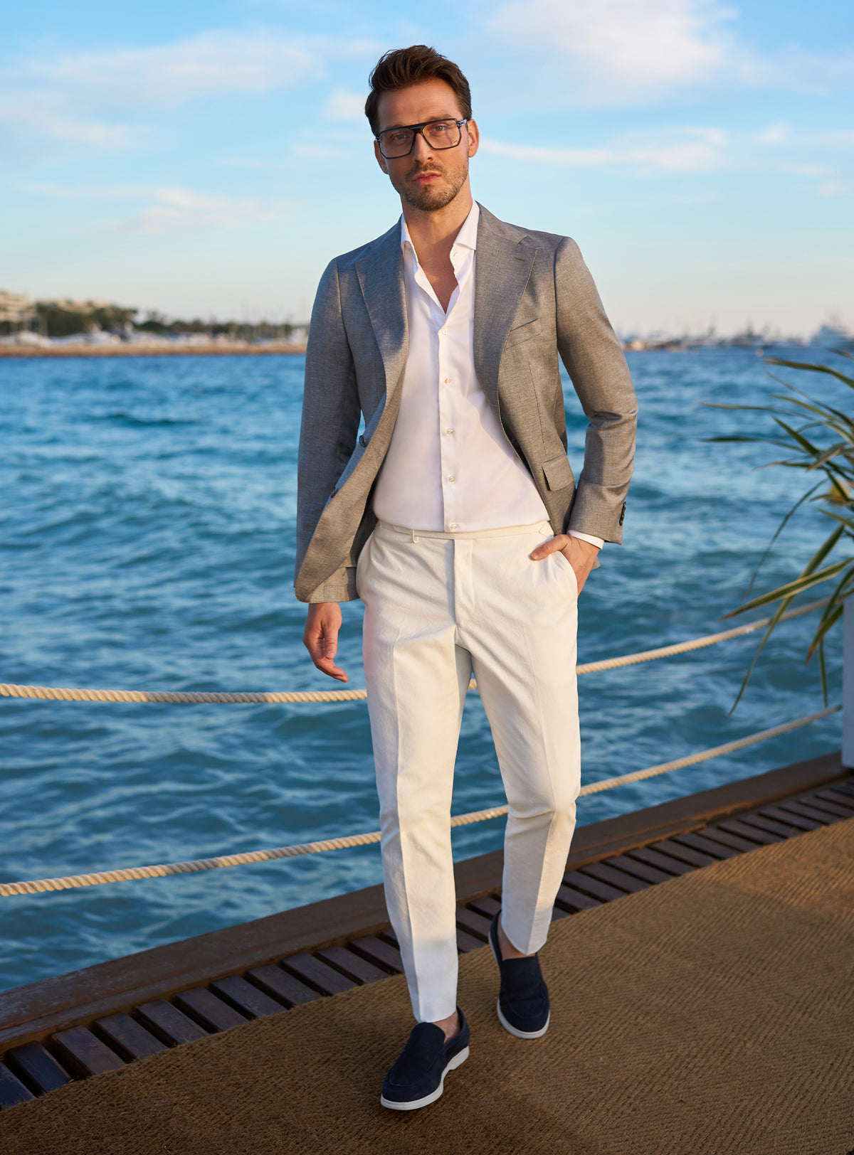 Consiglieri look by the sea, with a grey jacket and white trousers