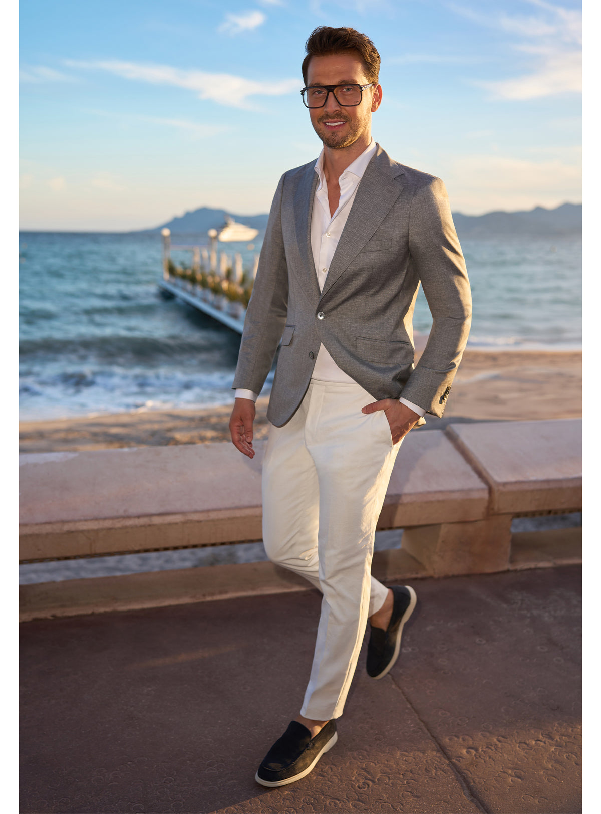 Consiglieri look by the sea, with a grey jacket and white trousers