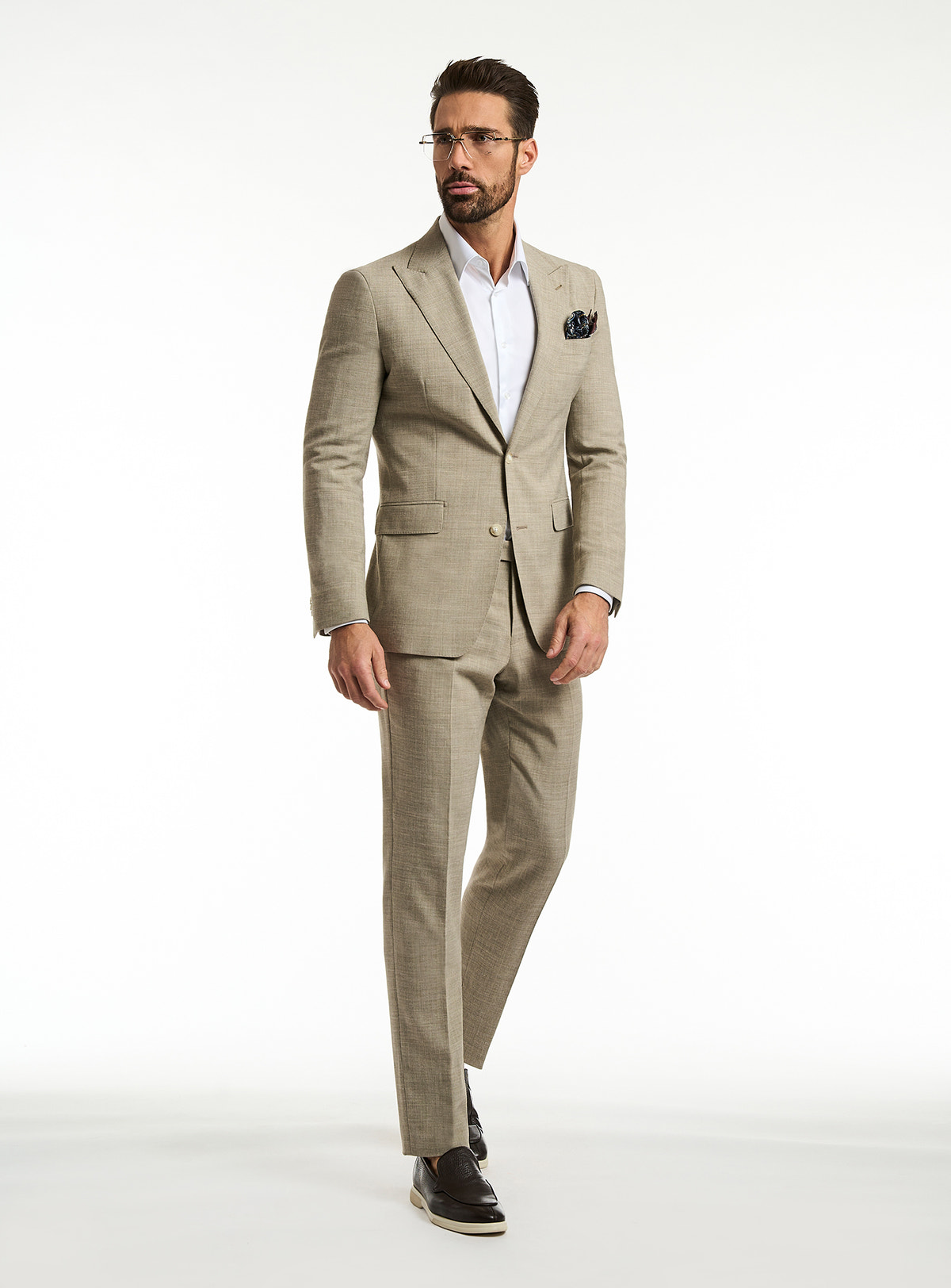 Consiglieri Saint-Tropez: textured beige suit with a white shirt and patterned pocket square