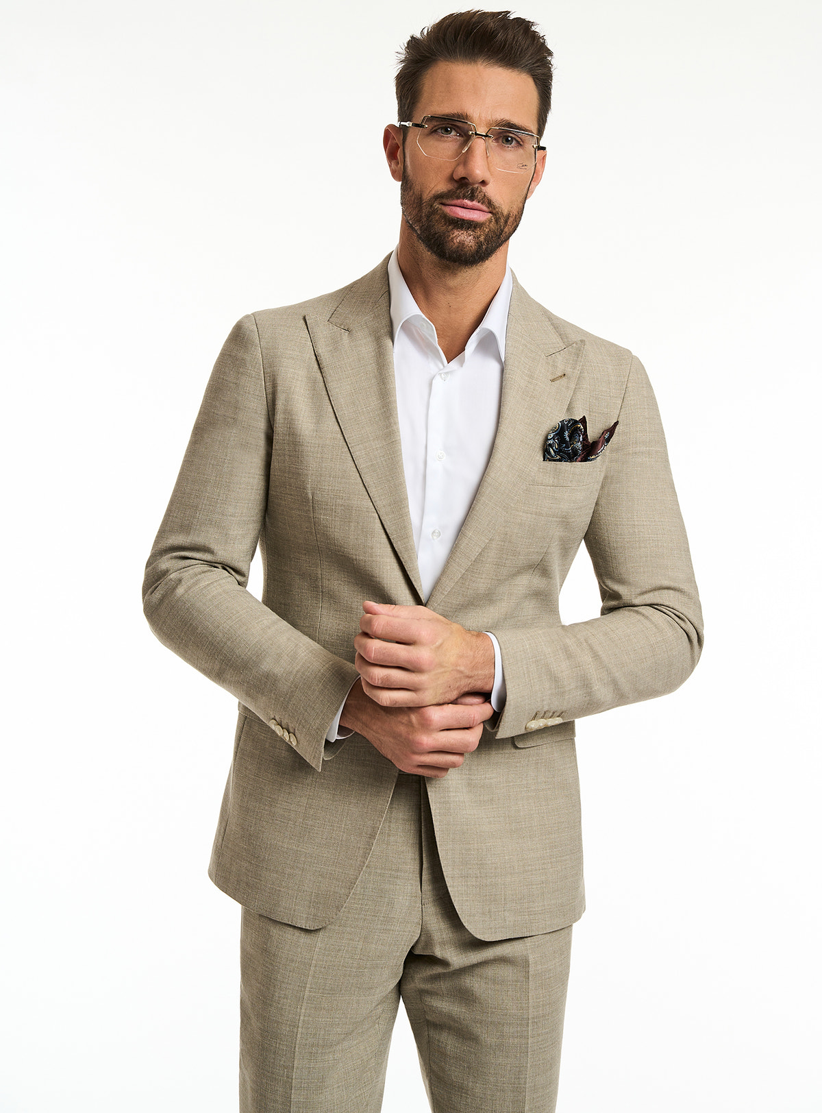 Consiglieri Saint-Tropez: textured beige suit with a white shirt and patterned pocket square