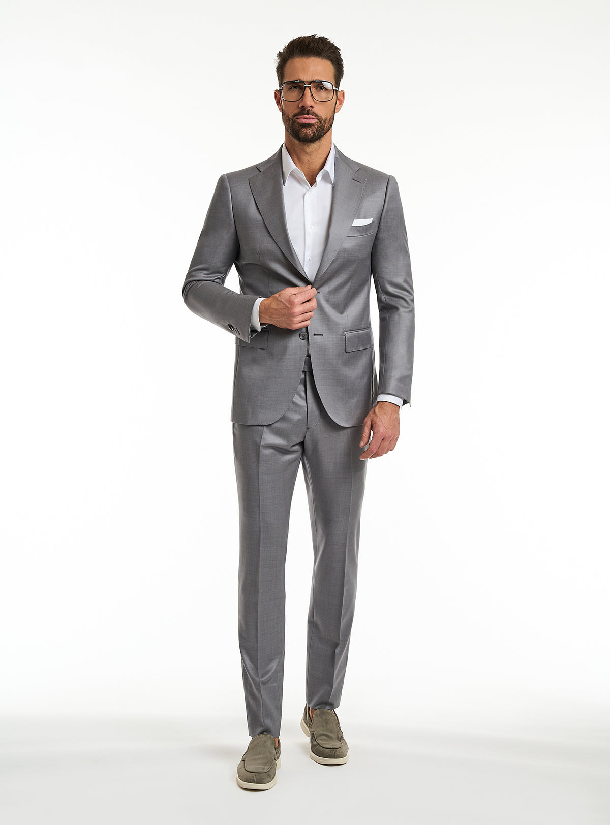 Consiglieri Cosenza Prestige: grey suit with peak lapels and a white pocket square