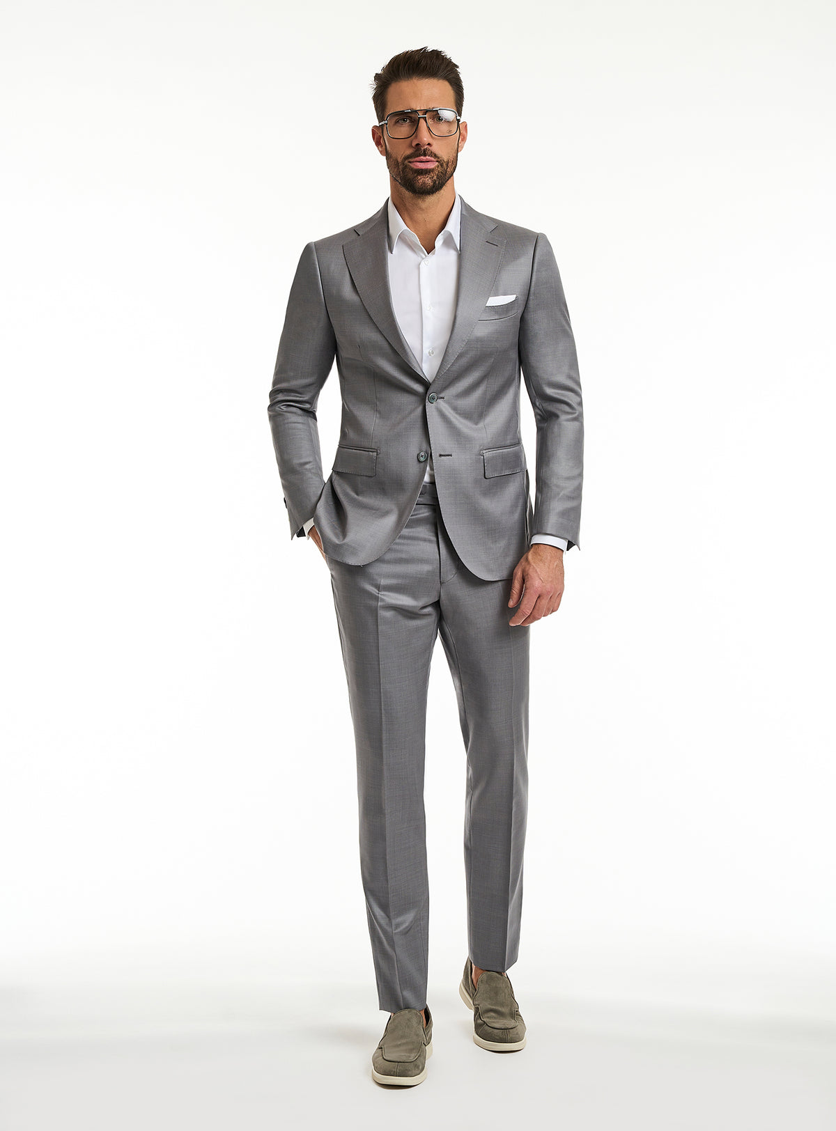 Consiglieri Cosenza Prestige: grey suit with peak lapels and a white pocket square