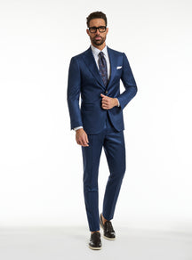 Consiglieri: blue suit with a white shirt and patterned tie