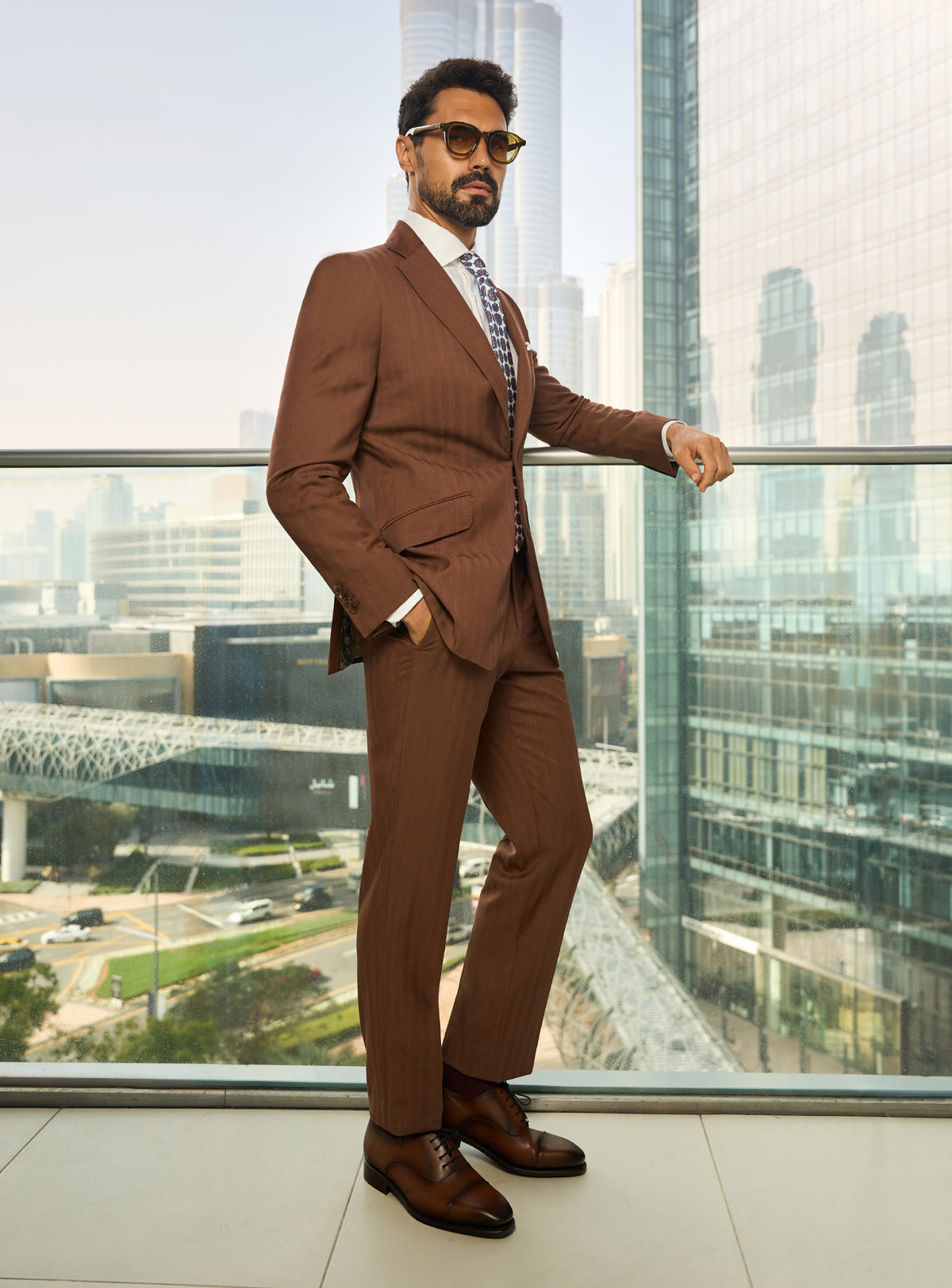 Consiglieri Prestige Elegance: brown suit with a white shirt, patterned tie and white pocket square
