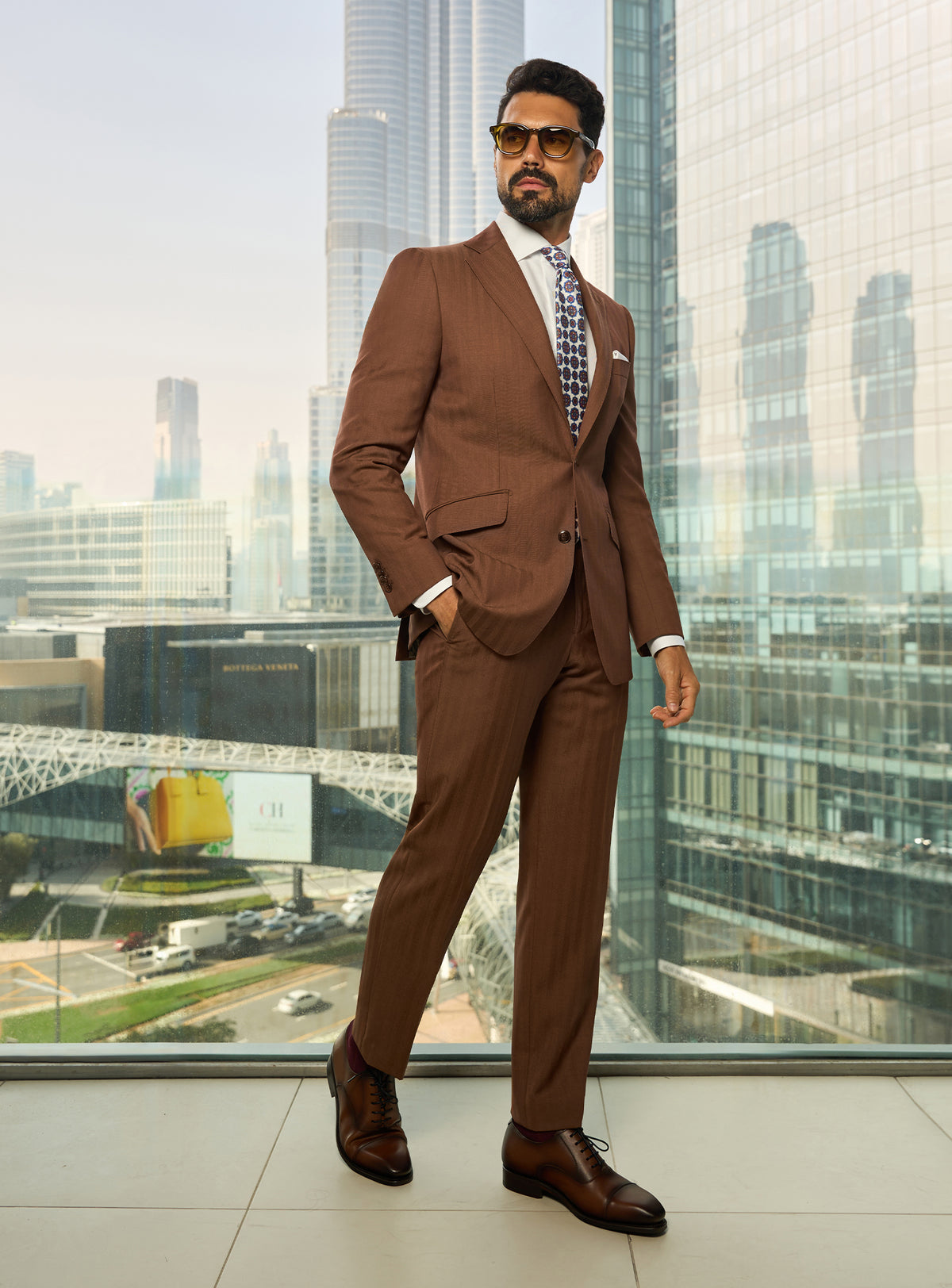 Consiglieri Prestige Elegance: brown suit with a white shirt, patterned tie and white pocket square