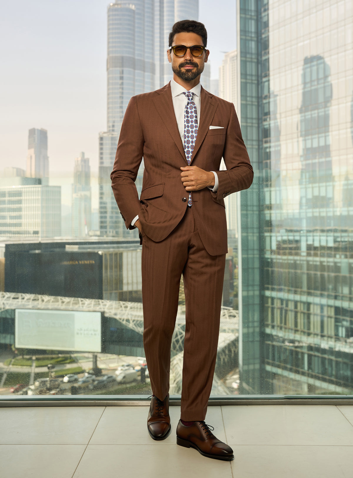Consiglieri Prestige Elegance: brown suit with a white shirt, patterned tie and white pocket square