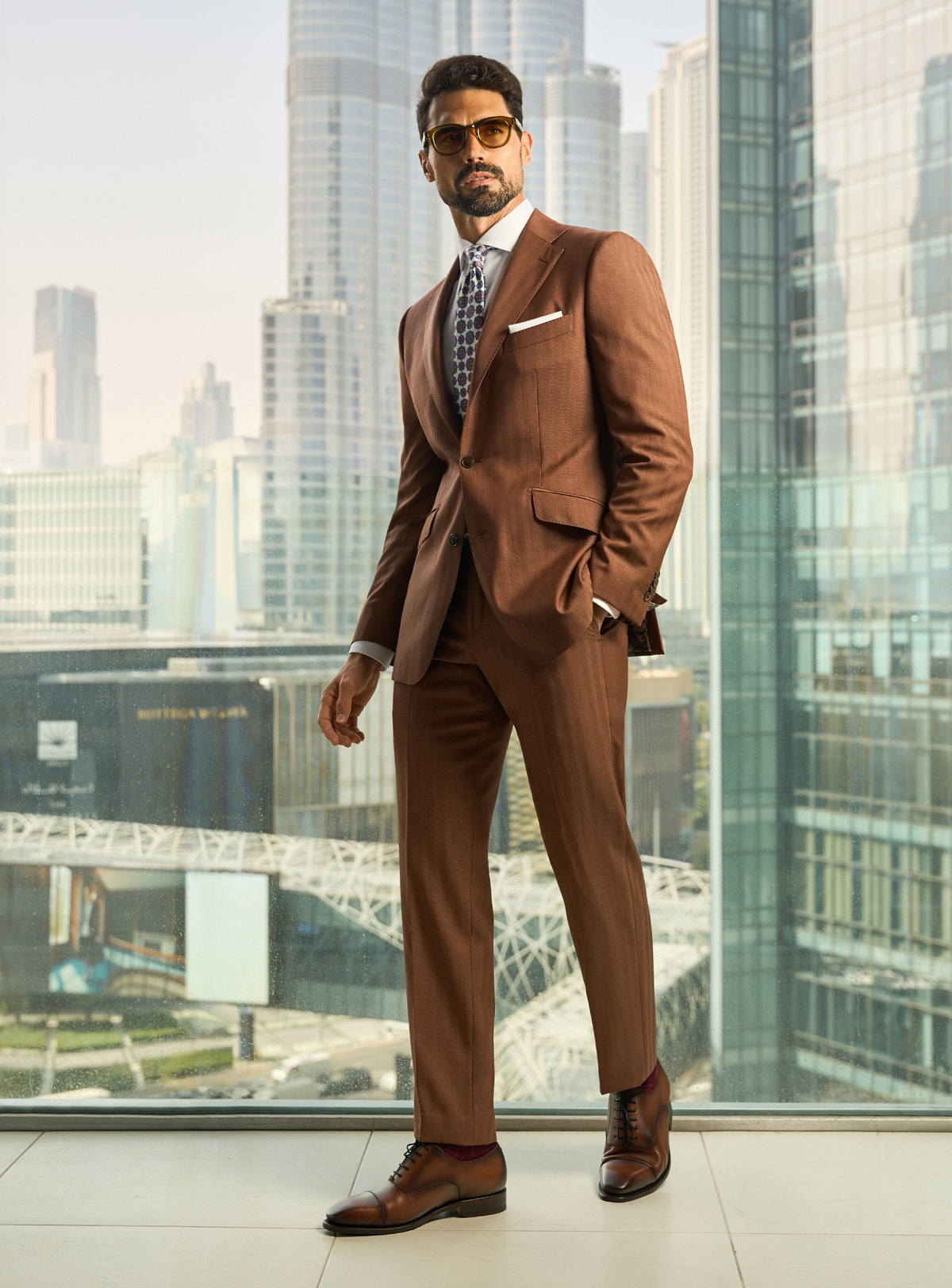 Consiglieri Prestige Elegance: brown suit with a white shirt, patterned tie and white pocket square
