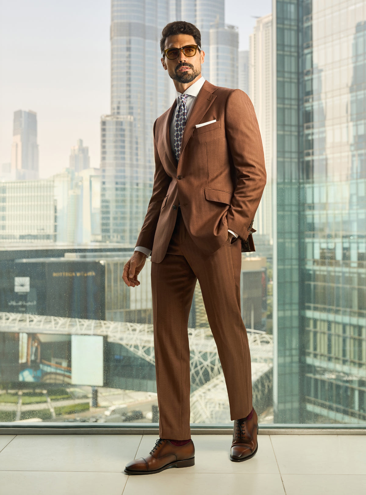 Consiglieri Prestige Elegance: brown suit with a white shirt, patterned tie and white pocket square