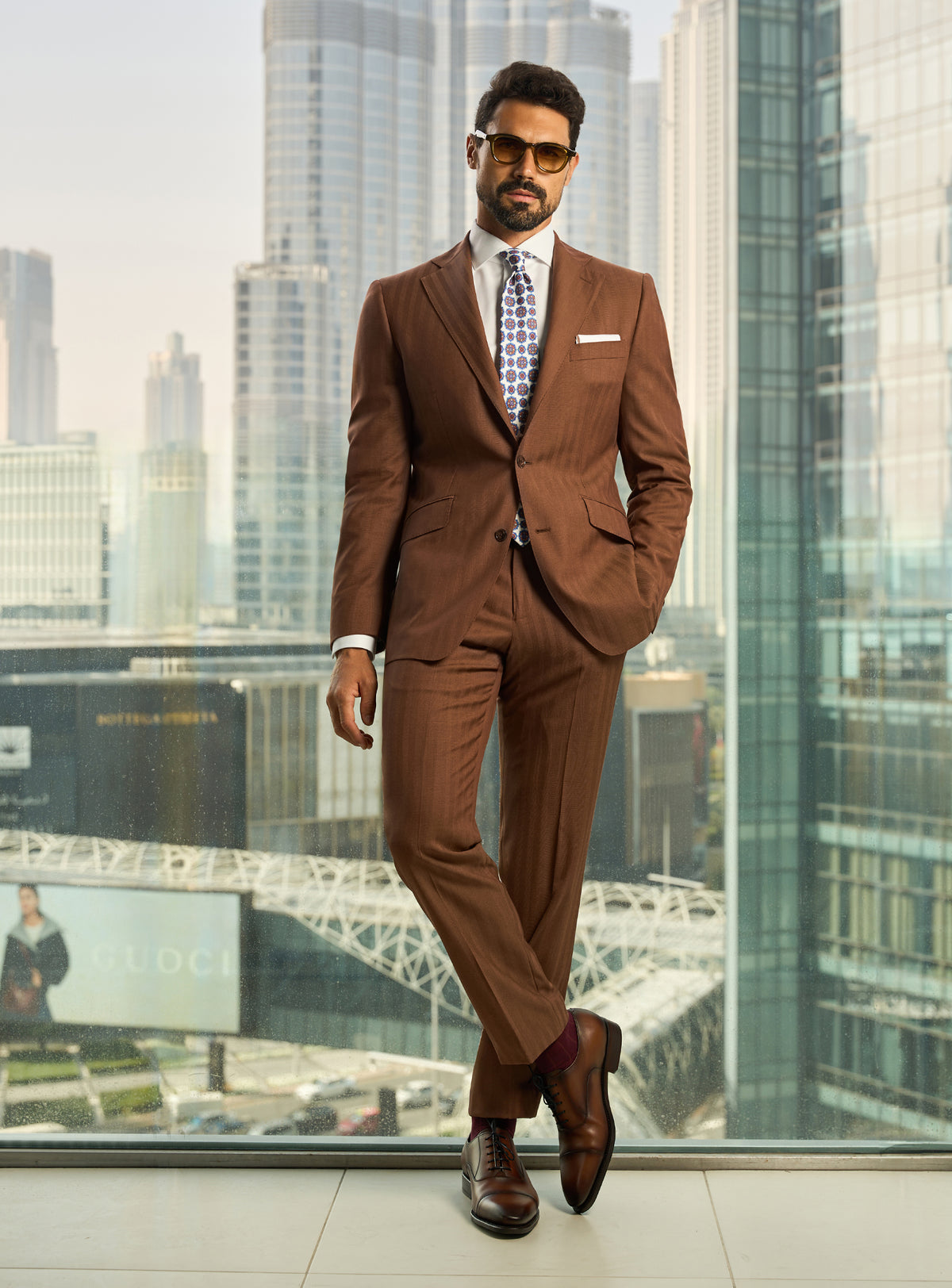 Consiglieri Prestige Elegance: brown suit with a white shirt, patterned tie and white pocket square