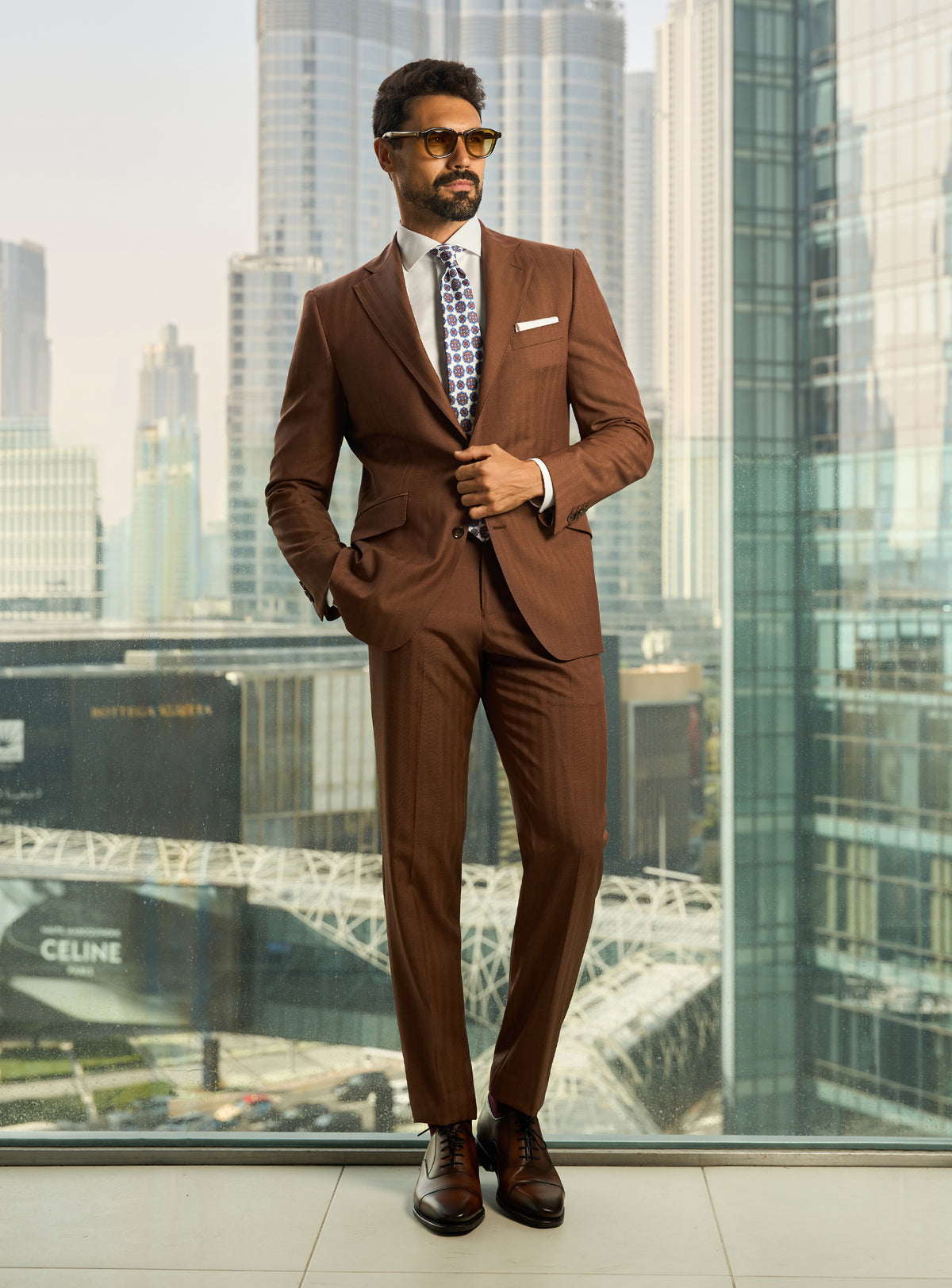 Consiglieri Prestige Elegance: brown suit with a white shirt, patterned tie and white pocket square