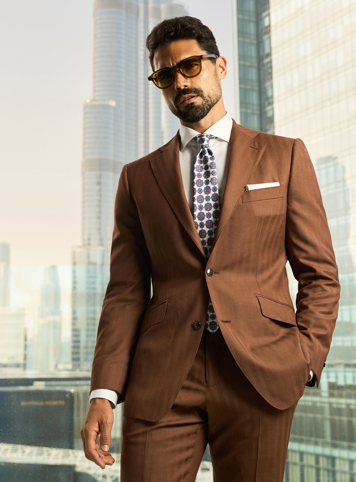 Consiglieri Prestige Elegance: brown suit with a white shirt, patterned tie and white pocket square