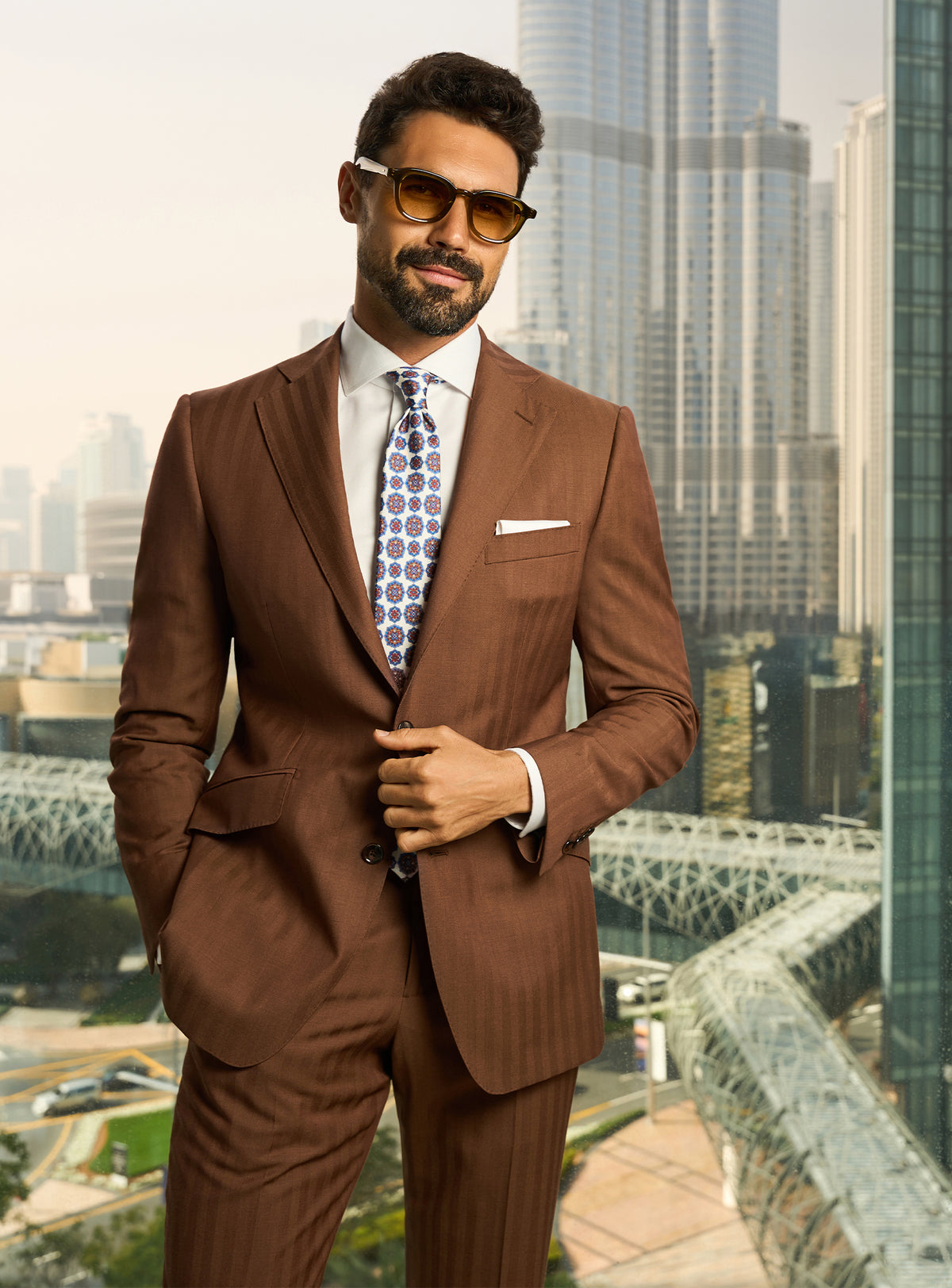 Consiglieri Prestige Elegance: brown suit with a white shirt, patterned tie and white pocket square