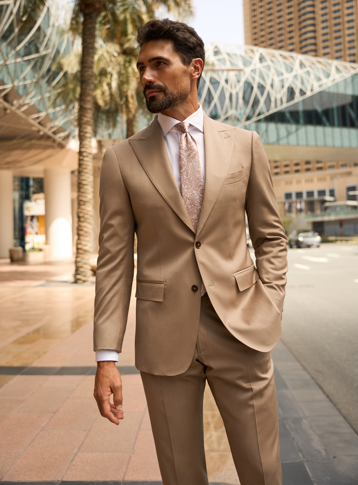 Consiglieri Majestic Presence: beige suit with a white shirt and pale pink tie
