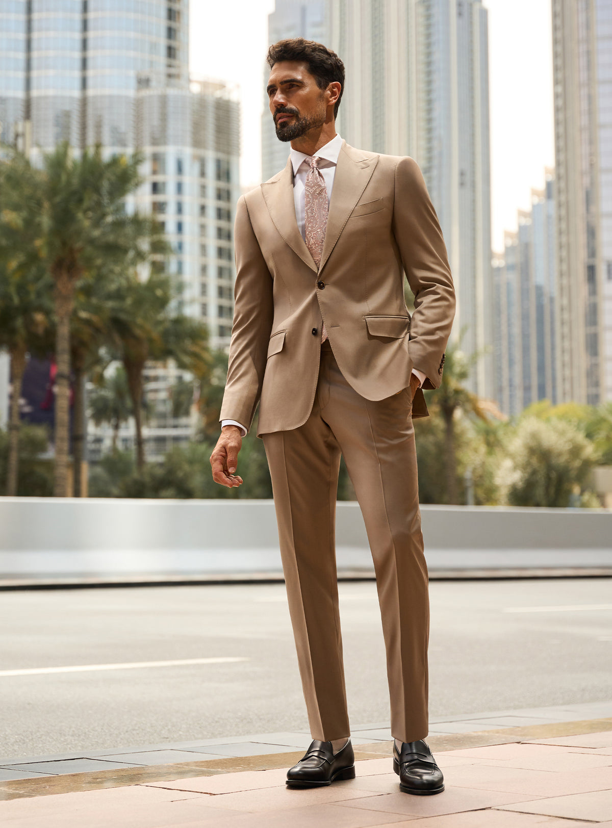 Consiglieri Majestic Presence: beige suit with a white shirt and pale pink tie