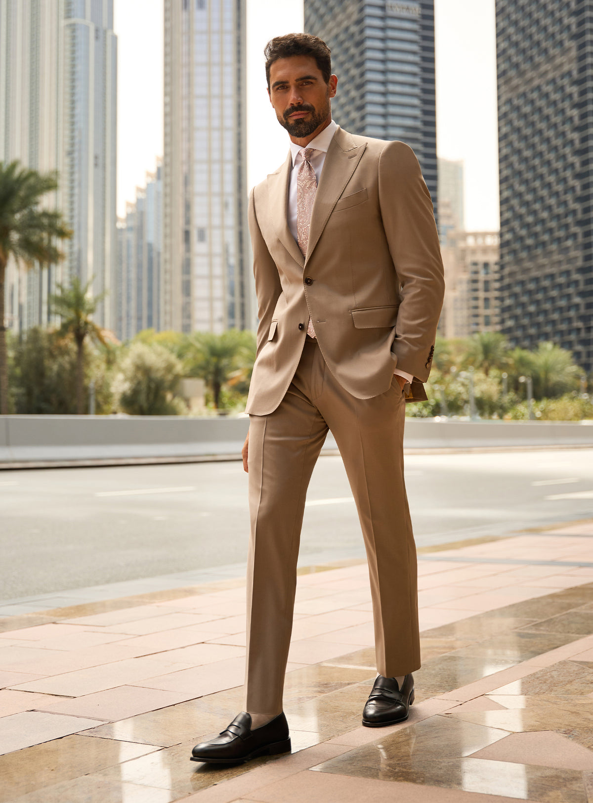 Consiglieri Majestic Presence: beige suit with a white shirt and pale pink tie
