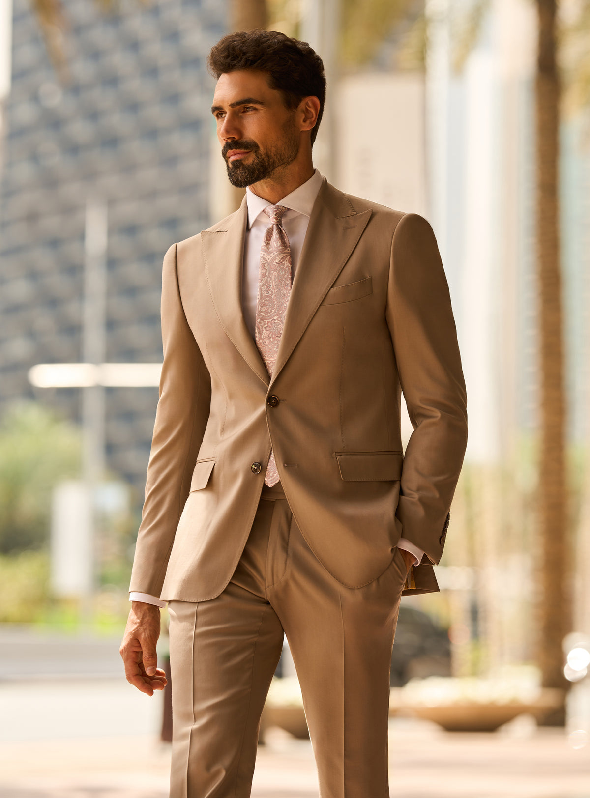 Consiglieri Majestic Presence: beige suit with a white shirt and pale pink tie