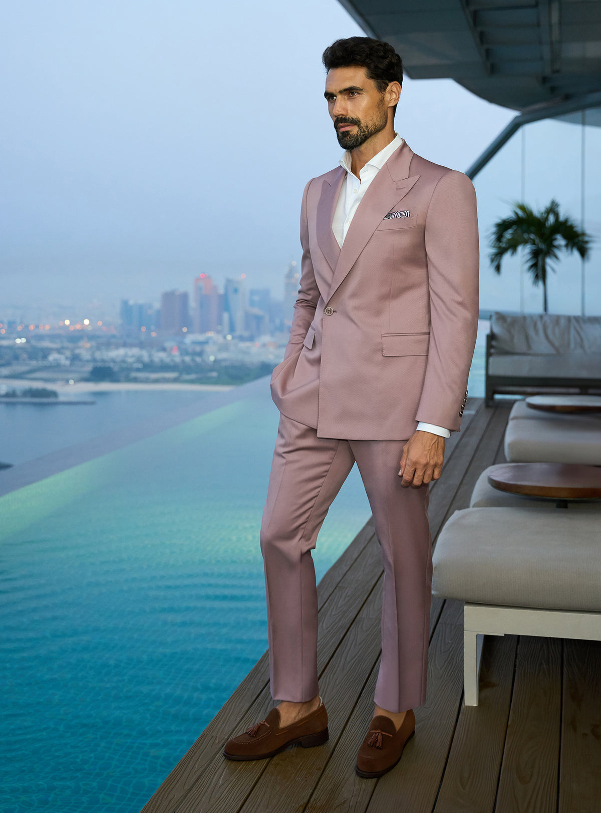 Consiglieri Radiant Nobility: powder pink suit with a white shirt and pocket square