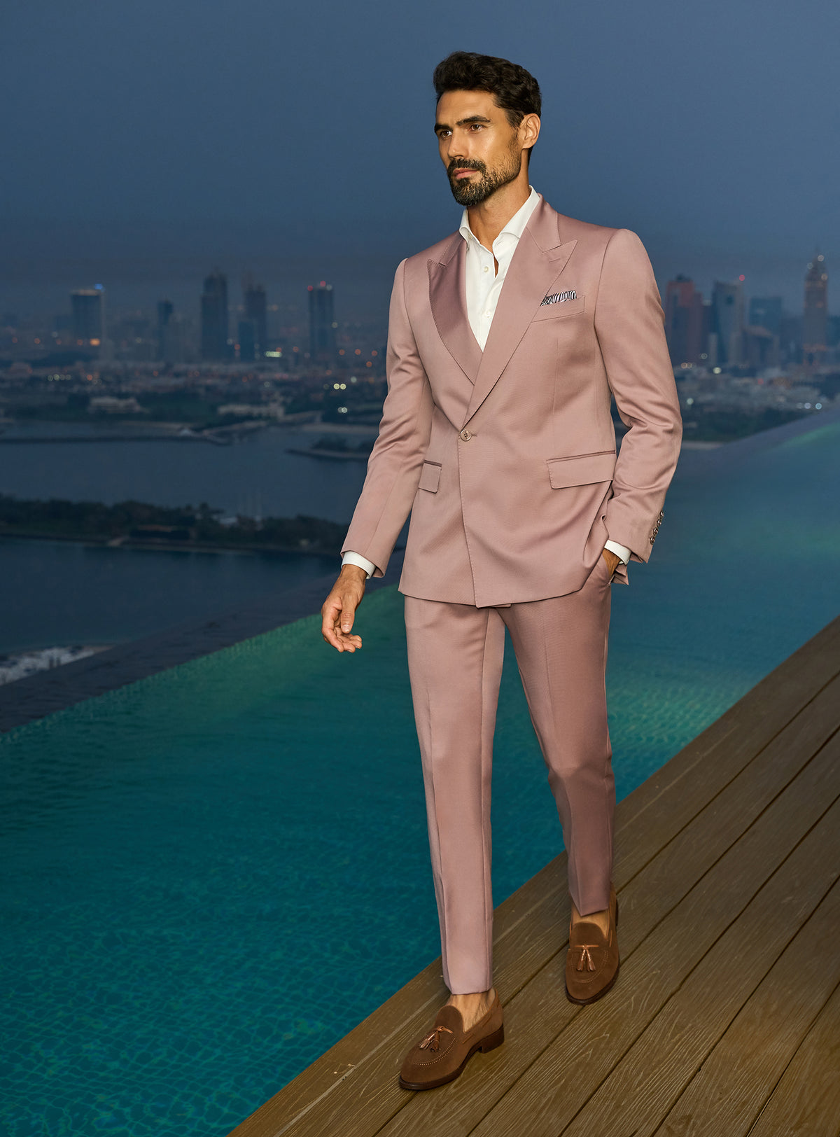 Consiglieri Radiant Nobility: powder pink suit with a white shirt and pocket square
