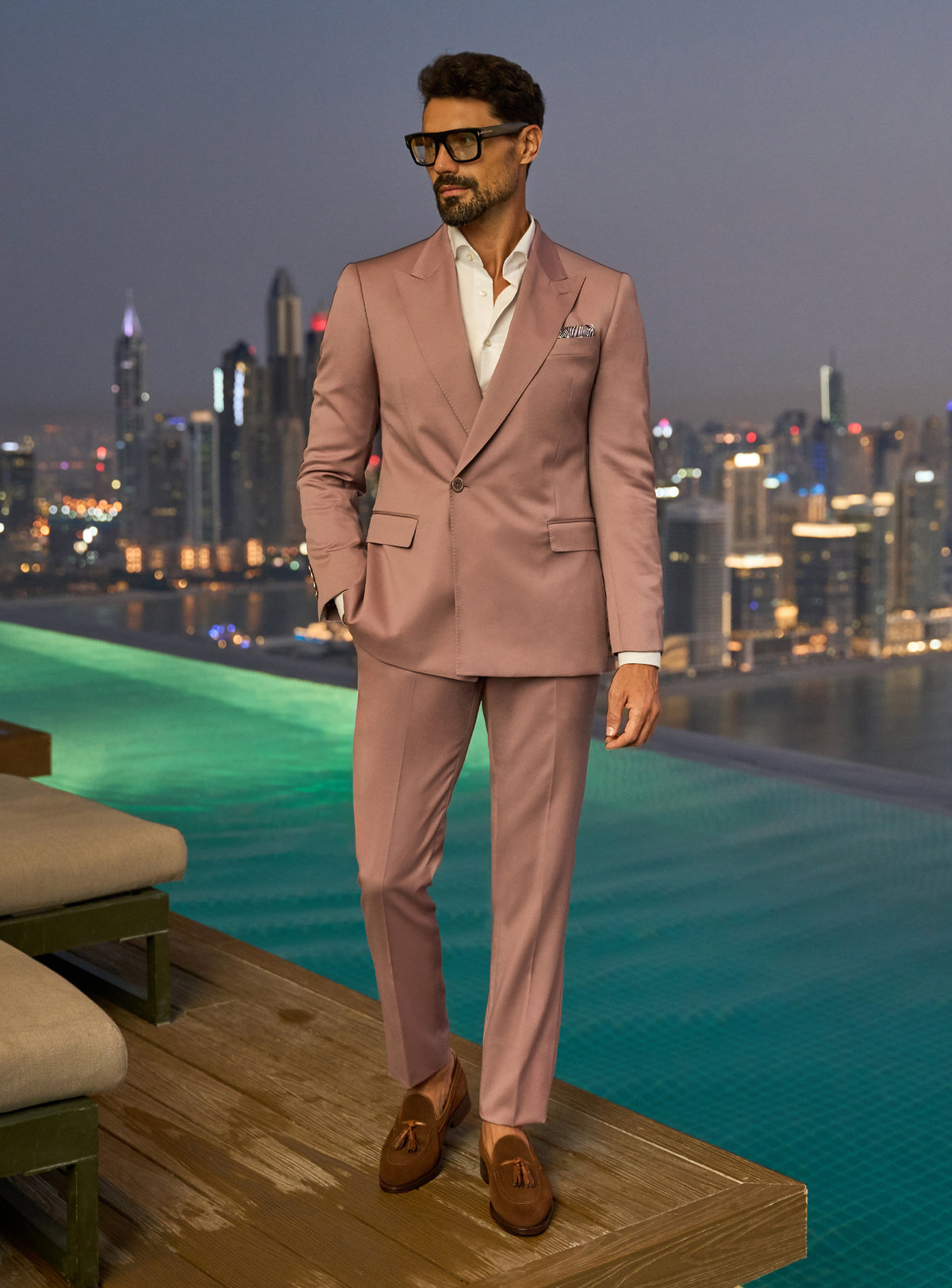 Consiglieri Radiant Nobility: powder pink suit with a white shirt and pocket square