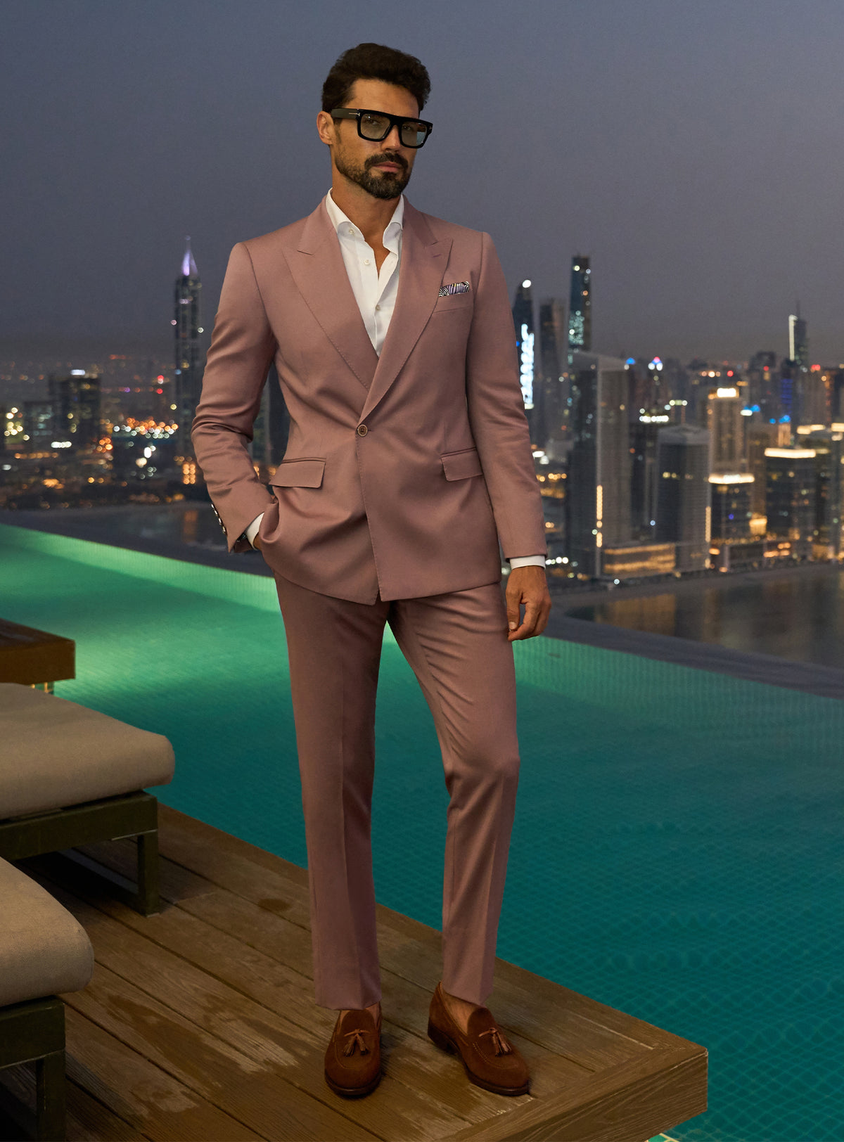 Consiglieri Radiant Nobility: powder pink suit with a white shirt and pocket square