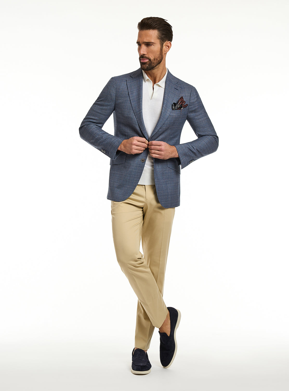 Consiglieri: blue-grey jacket with a pocket square, white polo and beige trousers