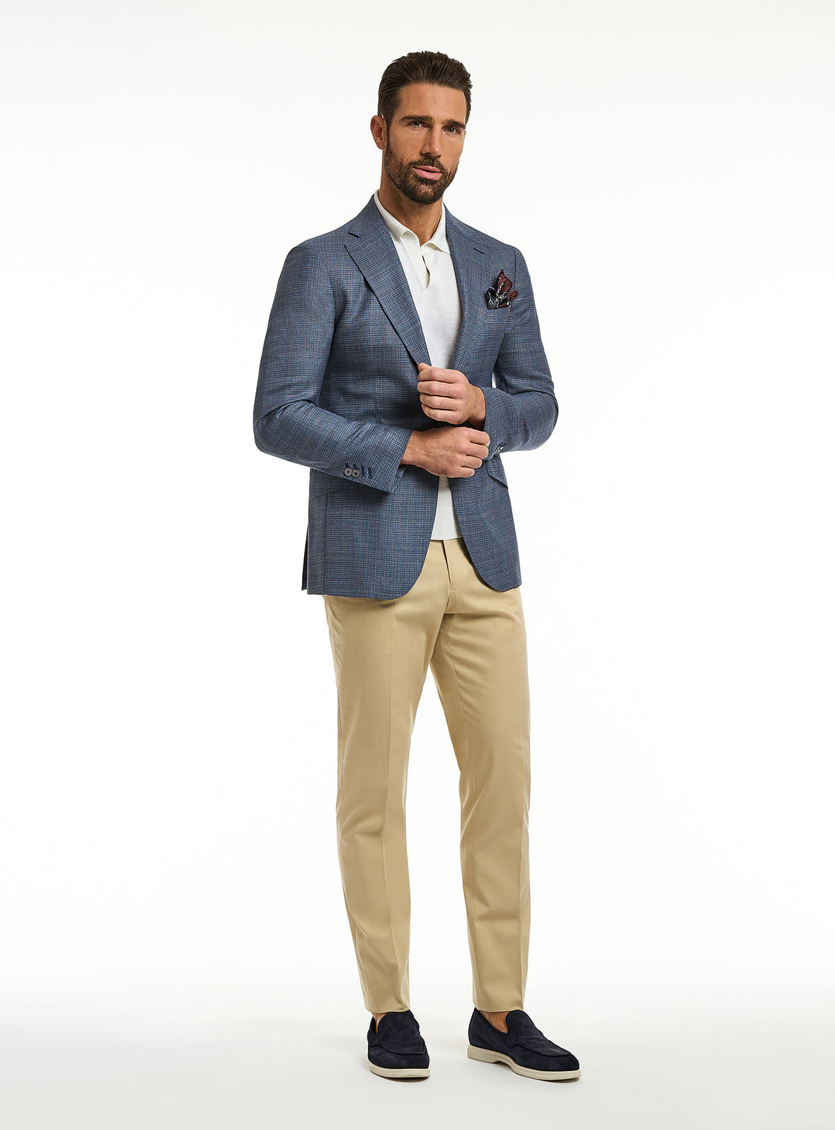Consiglieri: blue-grey jacket with a pocket square, white polo and beige trousers