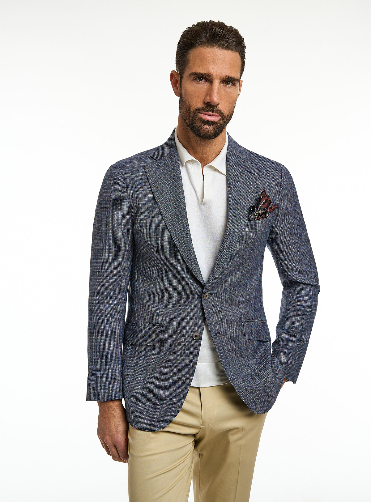 Consiglieri: blue-grey jacket with a pocket square, white polo and beige trousers