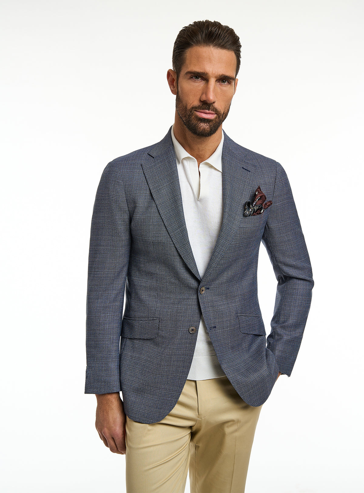 Consiglieri: blue-grey jacket with a pocket square, white polo and beige trousers