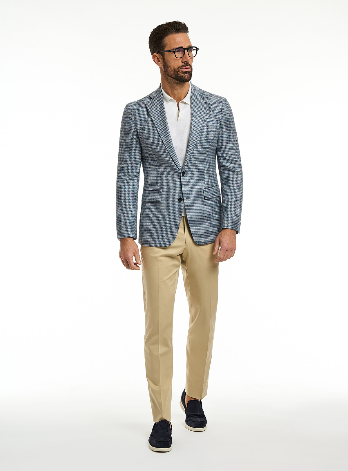 Consiglieri: light grey finely patterned jacket with a white polo and beige trousers