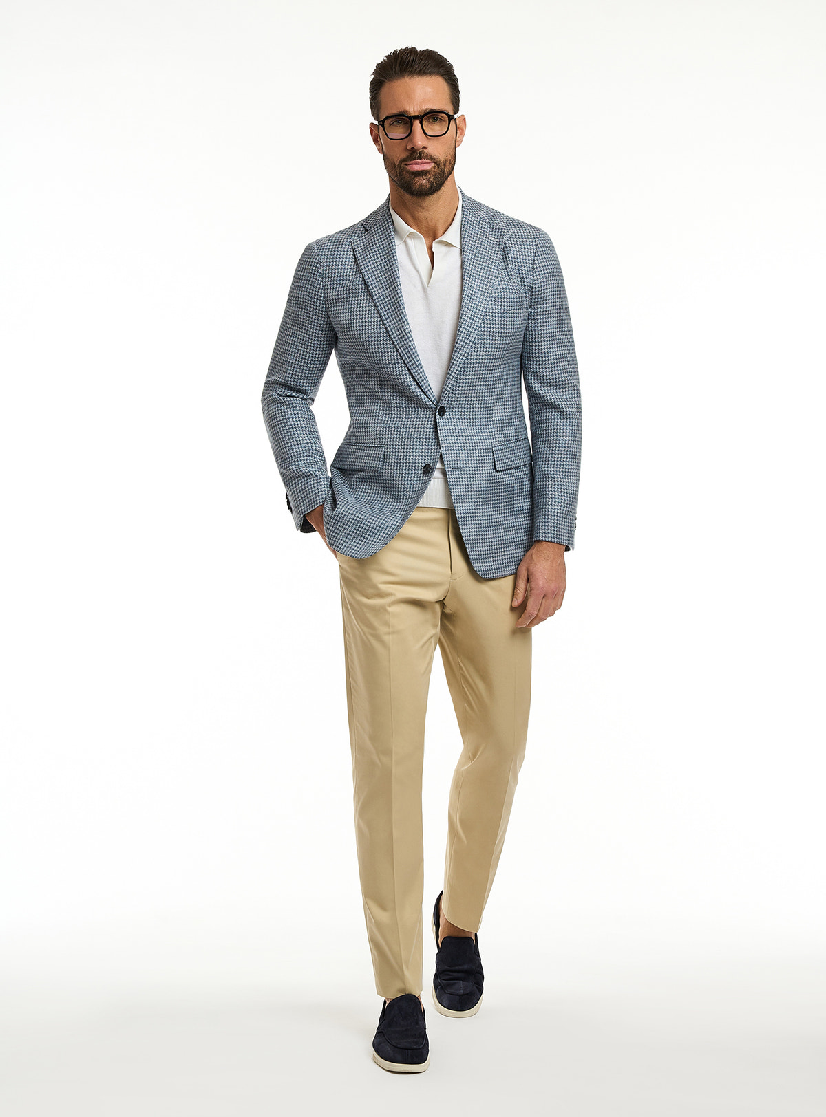 Consiglieri: light grey finely patterned jacket with a white polo and beige trousers