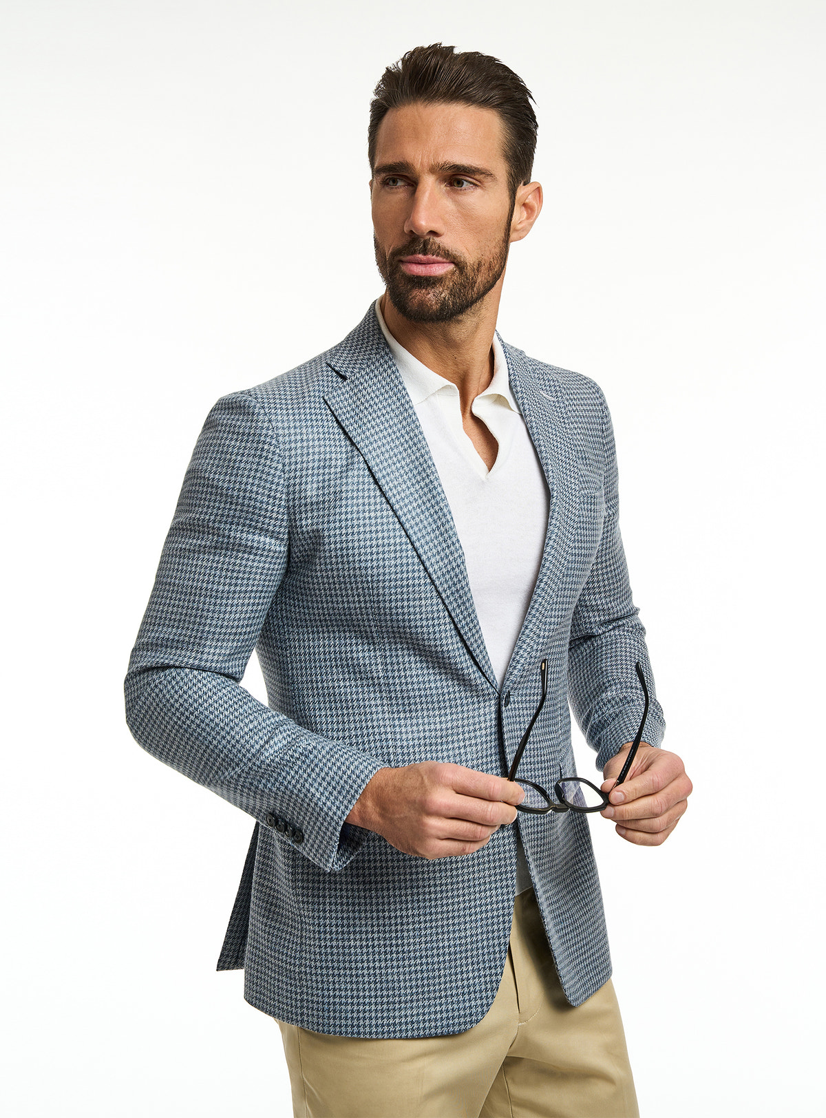 Consiglieri: light grey finely patterned jacket with a white polo and beige trousers