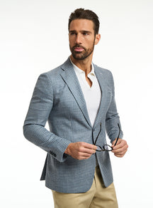 Consiglieri: light grey finely patterned jacket with a white polo and beige trousers