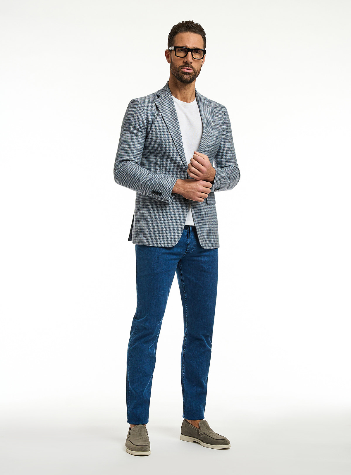 Consiglieri: light grey finely patterned jacket with a white T-shirt and blue jeans
