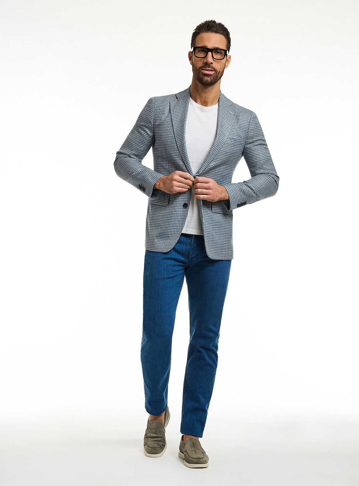 Consiglieri: light grey finely patterned jacket with a white T-shirt and blue jeans