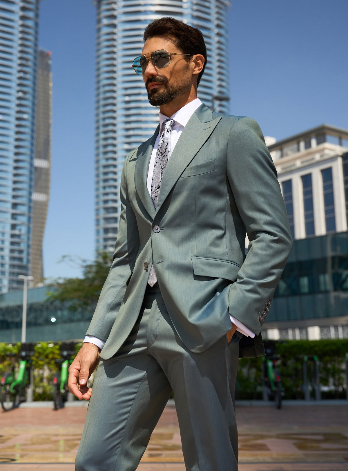 Consiglieri Imperial Essence: green-grey suit with a white shirt and patterned tie