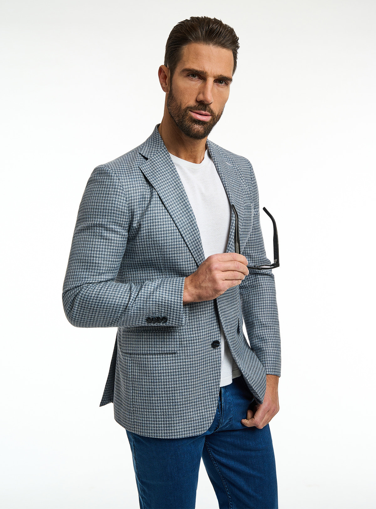 Consiglieri: light grey finely patterned jacket with a white T-shirt and blue jeans