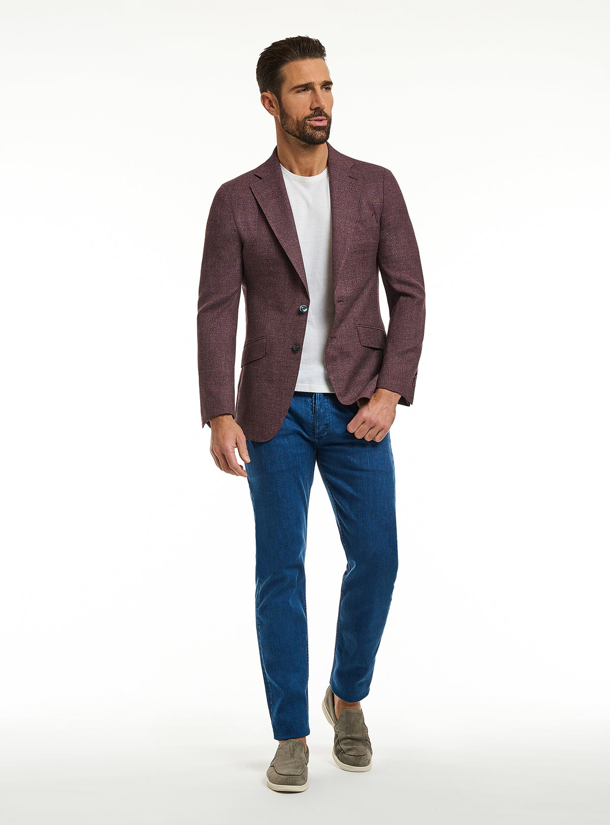 Consiglieri: burgundy jacket with a white T-shirt and blue jeans