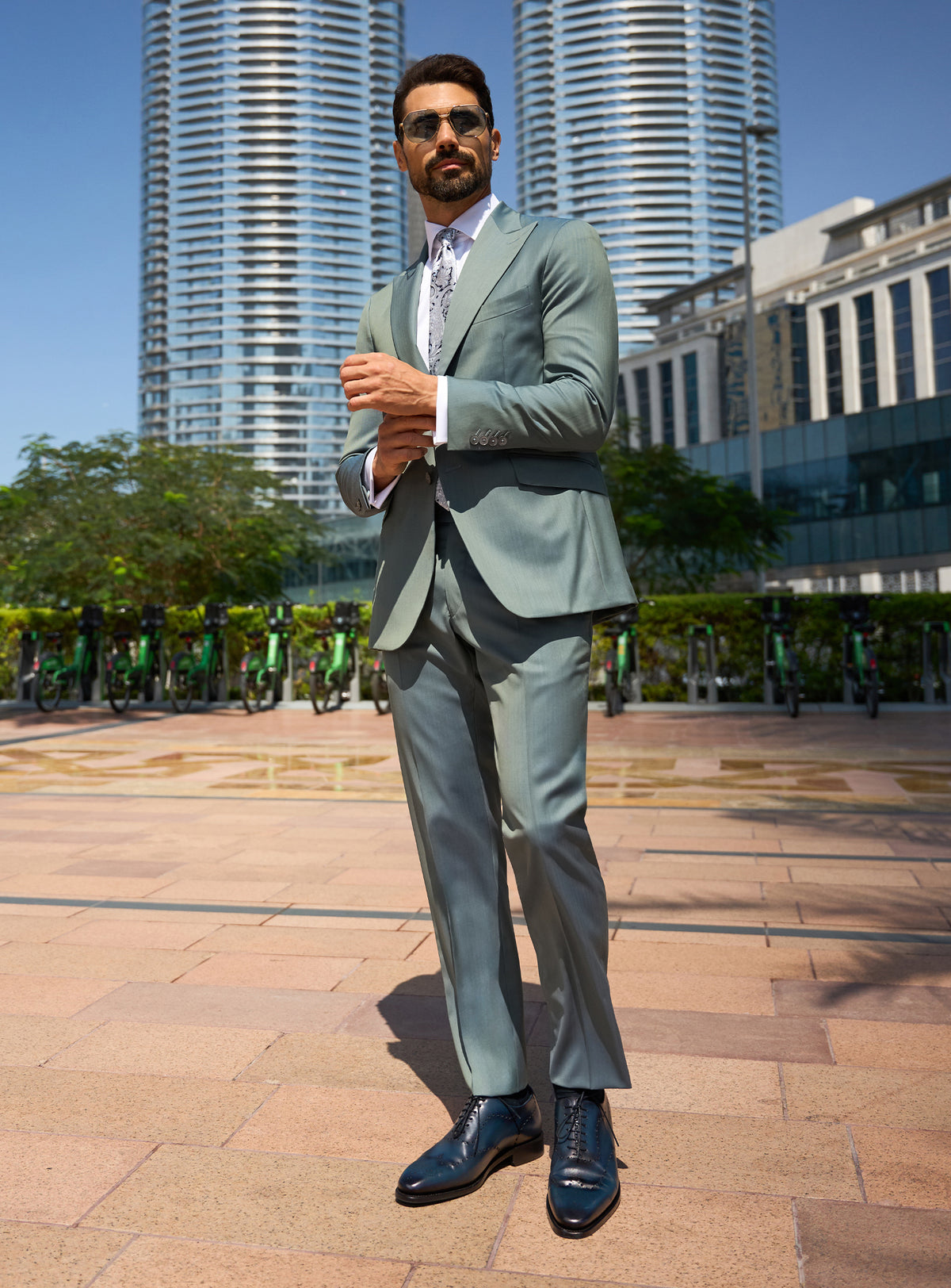 Consiglieri Imperial Essence: green-grey suit with a white shirt and patterned tie