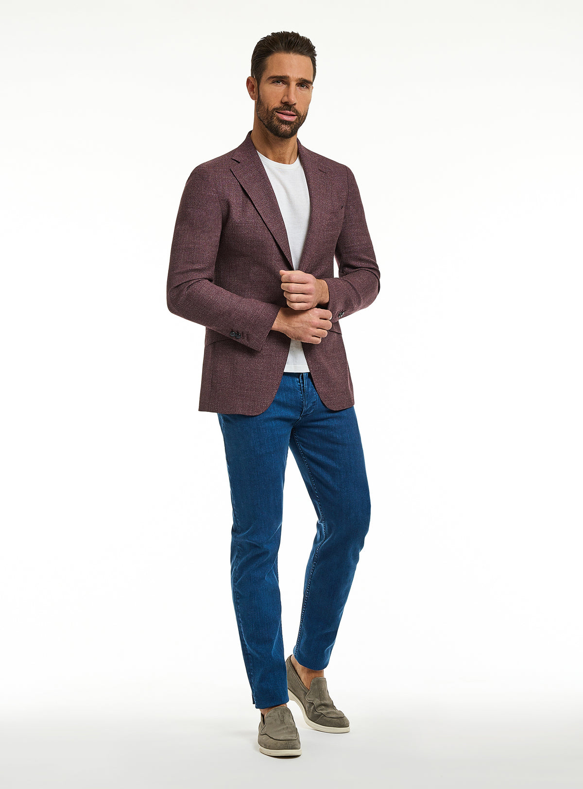 Consiglieri: burgundy jacket with a white T-shirt and blue jeans