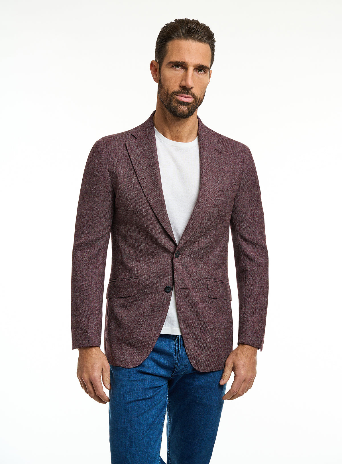 Consiglieri: burgundy jacket with a white T-shirt and blue jeans