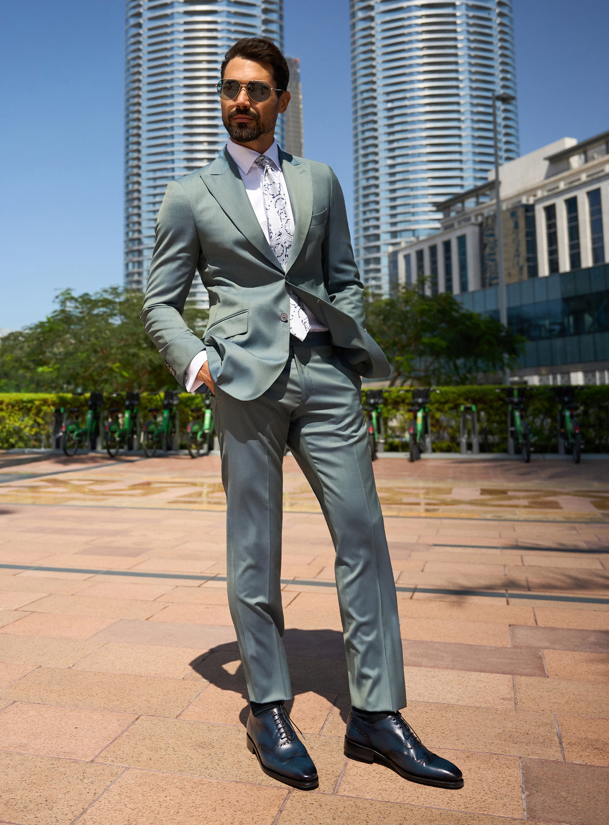 Consiglieri Imperial Essence: green-grey suit with a white shirt and patterned tie