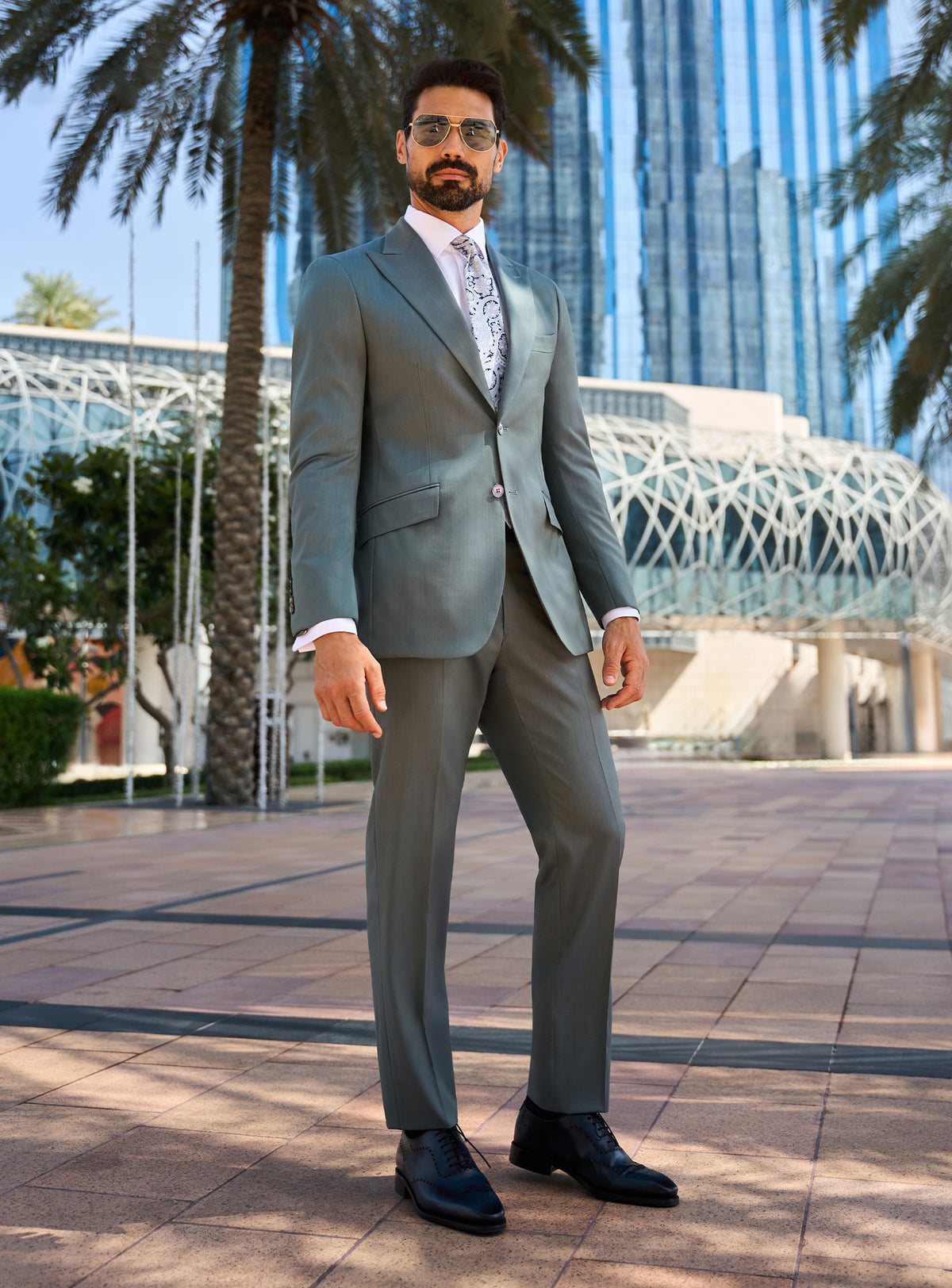 Consiglieri Imperial Essence: green-grey suit with a white shirt and patterned tie