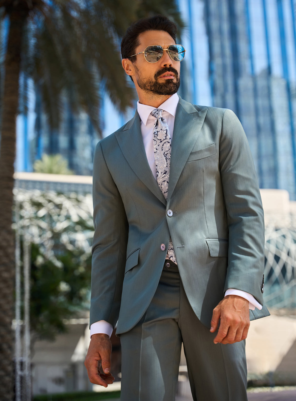 Consiglieri Imperial Essence: green-grey suit with a white shirt and patterned tie
